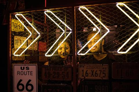 Inspiração e ideias criativas ensaio fotográfico pré casamento pré wedding de casal no Garage Burger - SP'