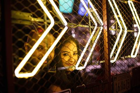 Inspiração e ideias criativas ensaio fotográfico pré casamento pré wedding de casal no Garage Burger - SP'