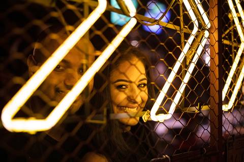 Inspiração e ideias criativas ensaio fotográfico pré casamento pré wedding de casal no Garage Burger - SP'