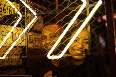 Inspiração e ideias criativas ensaio fotográfico pré casamento pré wedding de casal no Garage Burger - SP'