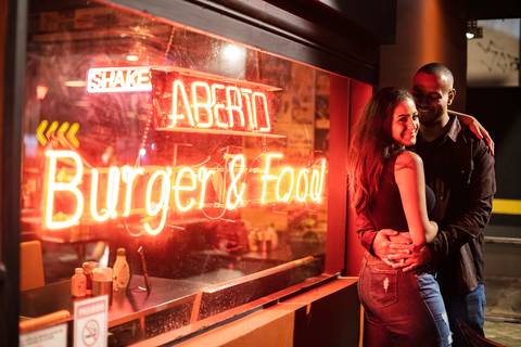 Inspiração e ideias criativas ensaio fotográfico pré casamento pré wedding de casal no Garage Burger - SP'