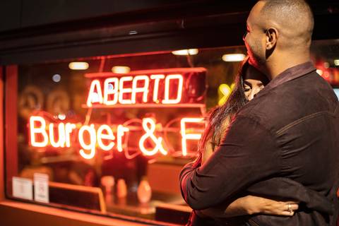 Inspiração e ideias criativas ensaio fotográfico pré casamento pré wedding de casal no Garage Burger - SP'