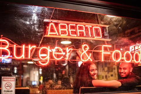Inspiração e ideias criativas ensaio fotográfico pré casamento pré wedding de casal no Garage Burger - SP'