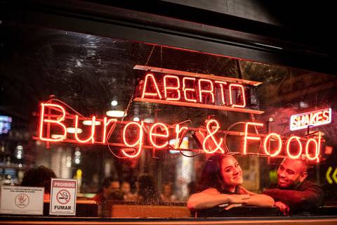 Inspiração e ideias criativas ensaio fotográfico pré casamento pré wedding de casal no Garage Burger - SP'
