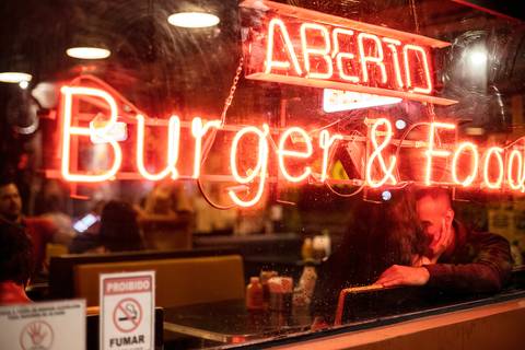 Inspiração e ideias criativas ensaio fotográfico pré casamento pré wedding de casal no Garage Burger - SP'