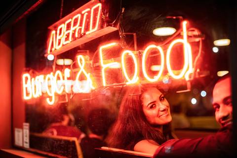 Inspiração e ideias criativas ensaio fotográfico pré casamento pré wedding de casal no Garage Burger - SP'