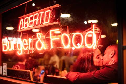 Inspiração e ideias criativas ensaio fotográfico pré casamento pré wedding de casal no Garage Burger - SP'