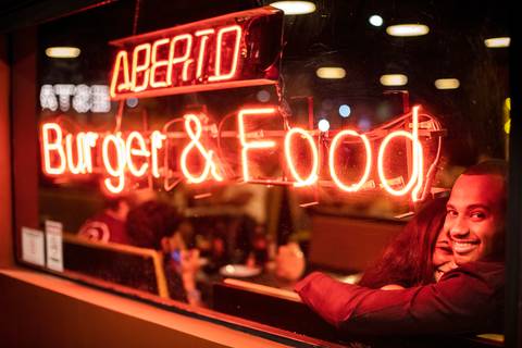 Inspiração e ideias criativas ensaio fotográfico pré casamento pré wedding de casal no Garage Burger - SP'
