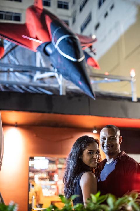 Inspiração e ideias criativas ensaio fotográfico pré casamento pré wedding de casal no Garage Burger - SP'