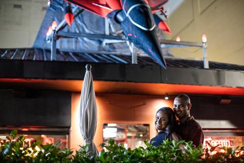 Inspiração e ideias criativas ensaio fotográfico pré casamento pré wedding de casal no Garage Burger - SP'