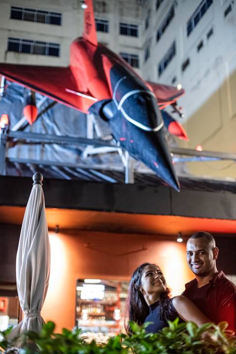 Inspiração e ideias criativas ensaio fotográfico pré casamento pré wedding de casal no Garage Burger - SP'