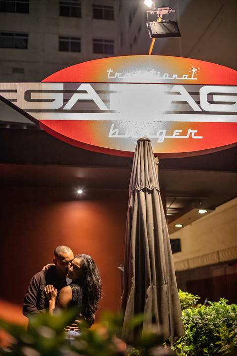 Inspiração e ideias criativas ensaio fotográfico pré casamento pré wedding de casal no Garage Burger - SP'