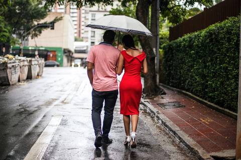 Inspiração e ideias criativas ensaio fotográfico pré casamento pré wedding de casal na Avenida Brigadeiro Faria Lima - SP'