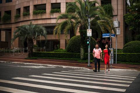 Inspiração e ideias criativas ensaio fotográfico pré casamento pré wedding de casal na Avenida Brigadeiro Faria Lima - SP'