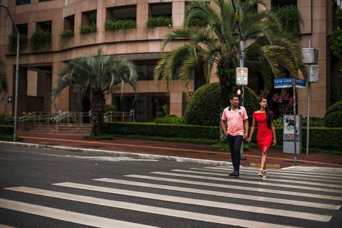 Inspiração e ideias criativas ensaio fotográfico pré casamento pré wedding de casal na Avenida Brigadeiro Faria Lima - SP'