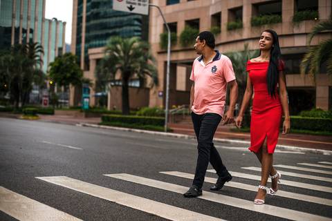 Inspiração e ideias criativas ensaio fotográfico pré casamento pré wedding de casal na Avenida Brigadeiro Faria Lima - SP'