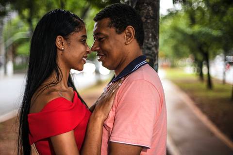 Inspiração e ideias criativas ensaio fotográfico pré casamento pré wedding de casal na Avenida Brigadeiro Faria Lima - SP'