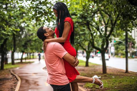 Inspiração e ideias criativas ensaio fotográfico pré casamento pré wedding de casal na Avenida Brigadeiro Faria Lima - SP'