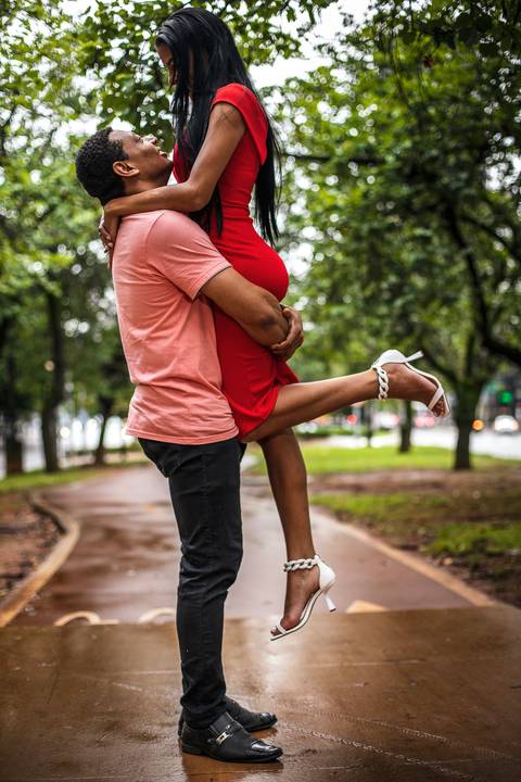 Inspiração e ideias criativas ensaio fotográfico pré casamento pré wedding de casal na Avenida Brigadeiro Faria Lima - SP'