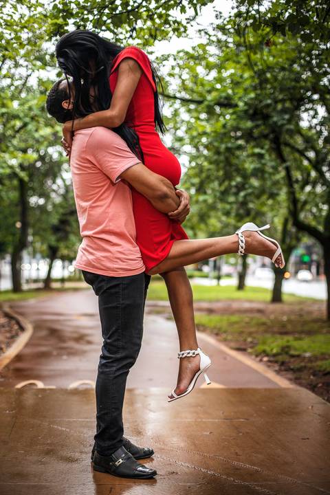 Inspiração e ideias criativas ensaio fotográfico pré casamento pré wedding de casal na Avenida Brigadeiro Faria Lima - SP'