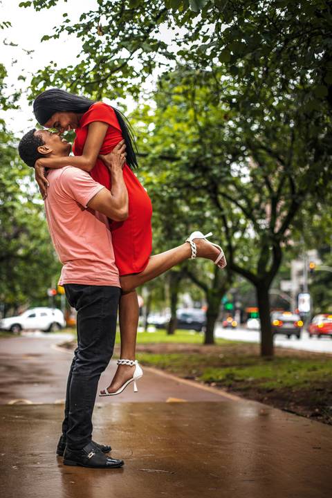 Inspiração e ideias criativas ensaio fotográfico pré casamento pré wedding de casal na Avenida Brigadeiro Faria Lima - SP'