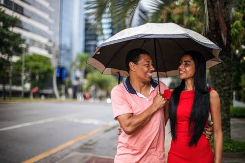 Inspiração e ideias criativas ensaio fotográfico pré casamento pré wedding de casal na Avenida Brigadeiro Faria Lima - SP'
