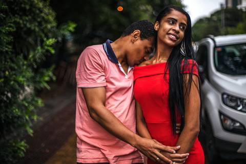 Inspiração e ideias criativas ensaio fotográfico pré casamento pré wedding de casal na Avenida Brigadeiro Faria Lima - SP'