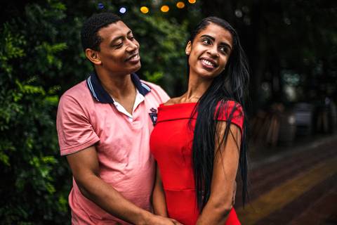 Inspiração e ideias criativas ensaio fotográfico pré casamento pré wedding de casal na Avenida Brigadeiro Faria Lima - SP'