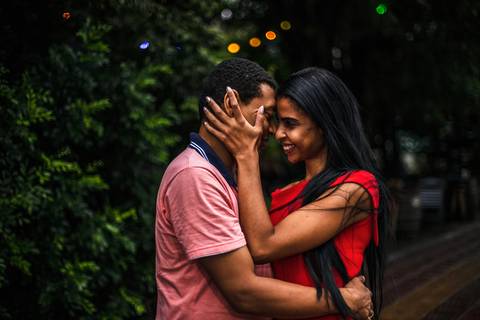 Inspiração e ideias criativas ensaio fotográfico pré casamento pré wedding de casal na Avenida Brigadeiro Faria Lima - SP'