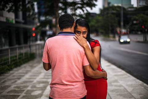 Inspiração e ideias criativas ensaio fotográfico pré casamento pré wedding de casal na Avenida Brigadeiro Faria Lima - SP'