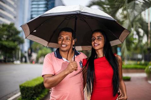 Inspiração e ideias criativas ensaio fotográfico pré casamento pré wedding de casal na Avenida Brigadeiro Faria Lima - SP'