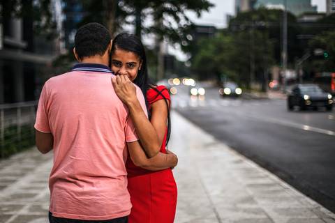 Inspiração e ideias criativas ensaio fotográfico pré casamento pré wedding de casal na Avenida Brigadeiro Faria Lima - SP'