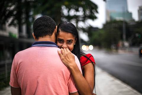 Inspiração e ideias criativas ensaio fotográfico pré casamento pré wedding de casal na Avenida Brigadeiro Faria Lima - SP'