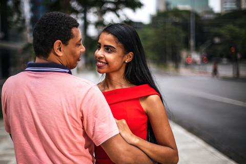 Inspiração e ideias criativas ensaio fotográfico pré casamento pré wedding de casal na Avenida Brigadeiro Faria Lima - SP'