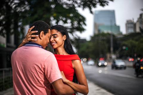 Inspiração e ideias criativas ensaio fotográfico pré casamento pré wedding de casal na Avenida Brigadeiro Faria Lima - SP'