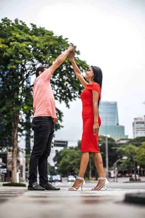 Inspiração e ideias criativas ensaio fotográfico pré casamento pré wedding de casal na Avenida Brigadeiro Faria Lima - SP'