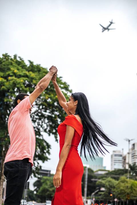 Inspiração e ideias criativas ensaio fotográfico pré casamento pré wedding de casal na Avenida Brigadeiro Faria Lima - SP'