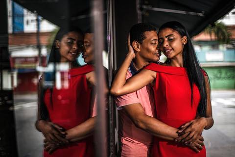 Inspiração e ideias criativas ensaio fotográfico pré casamento pré wedding de casal na Avenida Brigadeiro Faria Lima - SP'
