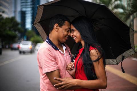 Inspiração e ideias criativas ensaio fotográfico pré casamento pré wedding de casal na Avenida Brigadeiro Faria Lima - SP'