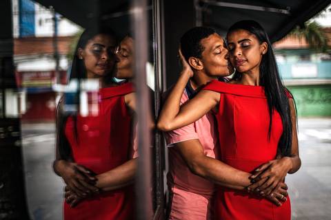 Inspiração e ideias criativas ensaio fotográfico pré casamento pré wedding de casal na Avenida Brigadeiro Faria Lima - SP'