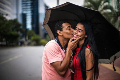 Inspiração e ideias criativas ensaio fotográfico pré casamento pré wedding de casal na Avenida Brigadeiro Faria Lima - SP'