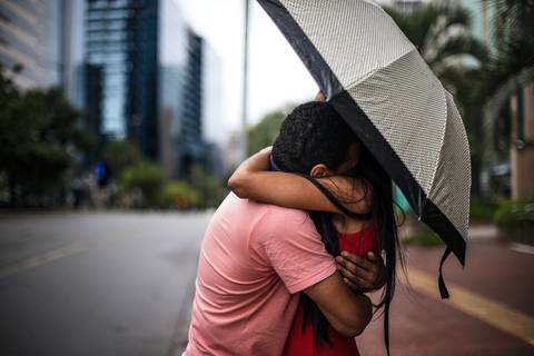 Inspiração e ideias criativas ensaio fotográfico pré casamento pré wedding de casal na Avenida Brigadeiro Faria Lima - SP'