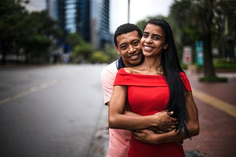 Inspiração e ideias criativas ensaio fotográfico pré casamento pré wedding de casal na Avenida Brigadeiro Faria Lima - SP'