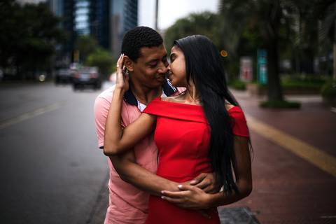 Inspiração e ideias criativas ensaio fotográfico pré casamento pré wedding de casal na Avenida Brigadeiro Faria Lima - SP'