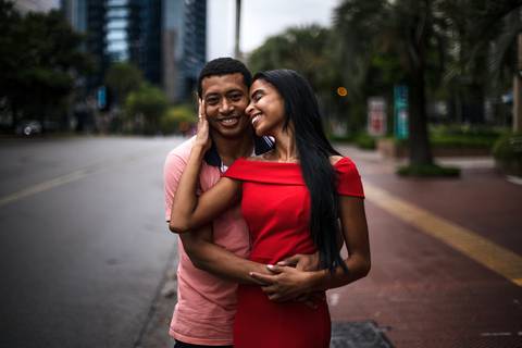 Inspiração e ideias criativas ensaio fotográfico pré casamento pré wedding de casal na Avenida Brigadeiro Faria Lima - SP'