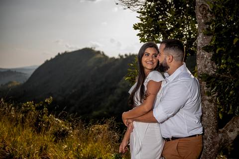 Inspiração e ideias criativas ensaio fotográfico pré casamento pré wedding de casal no Morro do Saboó - São Roque'