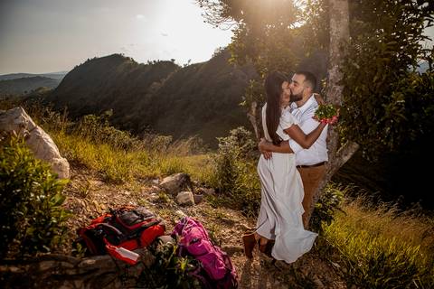 Inspiração e ideias criativas ensaio fotográfico pré casamento pré wedding de casal no Morro do Saboó - São Roque'