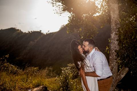 Inspiração e ideias criativas ensaio fotográfico pré casamento pré wedding de casal no Morro do Saboó - São Roque'