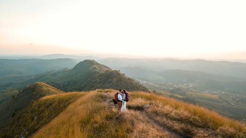 Inspiração e ideias criativas ensaio fotográfico pré casamento pré wedding de casal no Morro do Saboó - São Roque'