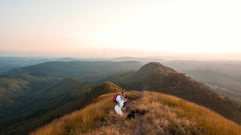 Inspiração e ideias criativas ensaio fotográfico pré casamento pré wedding de casal no Morro do Saboó - São Roque'